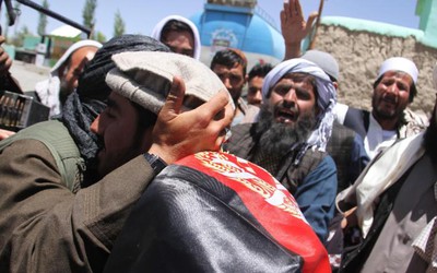 Lính Taliban bất ngờ bắt tay lực lượng Afghanistan, IS thừa cơ tấn công