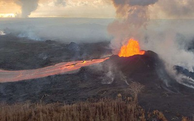 Video: Hình ảnh đáng sợ của dòng dung nham núi lửa Hawaii