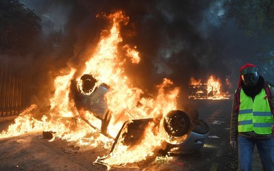 Khói lửa ngút trời bao phủ thành Paris vì cuộc biểu tình thứ 3 của lực lượng “áo gilet vàng”