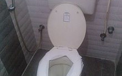 Cụ bà thoát chết hy hữu sau gần một tuần kẹt trong toilet