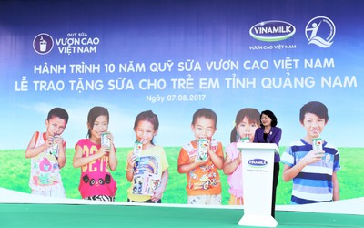 Quỹ sữa Vươn cao Việt Nam Vinamilk trao tặng 46.500 ly sữa cho trẻ em tỉnh Quảng Nam