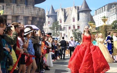 Carnival đường phố Sun World Ba Na Hills trình diễn tại phố đi bộ Hồ Gươm