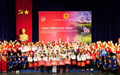 Hành trình cuộc sống: Mang niềm vui đến trẻ em khó khăn ở Cà Mau