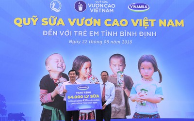 Quỹ sữa Vươn cao Việt Nam và Vinamilk trao 64.000 ly sữa cho trẻ em tỉnh Bình Định