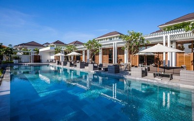 Vợ chồng Dương Khắc Linh- Sara Lưu hạnh phúc khi nghỉ dưỡng ở Premier Village Danang Resort Managed by AccorHotels