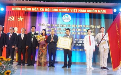 Bệnh viện Tây y đầu tiên Việt Nam đón nhận Huân chương Lao động hạng Nhất