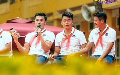 Thủ môn Bùi Tiến Dũng đốn tim các em học sinh bằng câu trả lời không thể tinh tế hơn