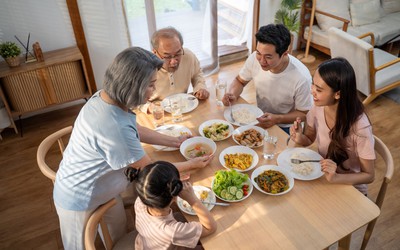 Những bữa cơm tất niên nhắc nhẹ ‘bạn là cả thế giới’ với gia đình