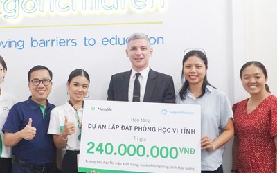 Manulife tài trợ dự án lắp đặt phòng vi tính cho trường học ở Hậu Giang