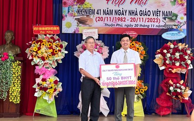 Trao 50 thẻ BHYT cho học sinh có hoàn cảnh khó khăn trong ngày 20/11