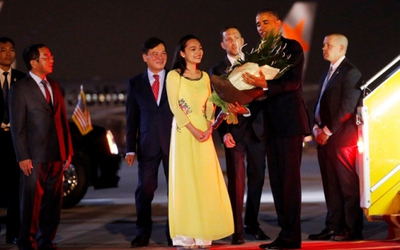 Nữ sinh tặng hoa TT Obama, hỏi khó Thứ trưởng Ngoại giao Mỹ