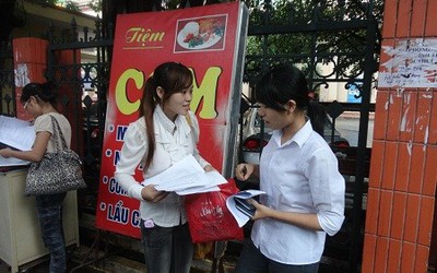 “Bội thực” với tờ rơi quảng cáo mùa thi