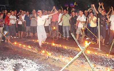 "Siêu nhân” đi trên thủy tinh, lửa và nói chuyện với cây