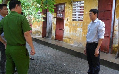 “Gạ tình” nữ sinh bất thành, phó hiệu trưởng giở “ngón” đạo chích