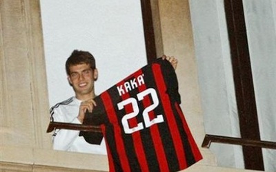 Milan mua lại tình yêu từ CĐV Kaka