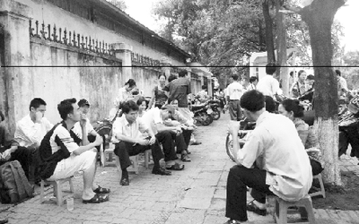 Con học kém, vẫn bán gia sản cho “lai kinh ứng thí”