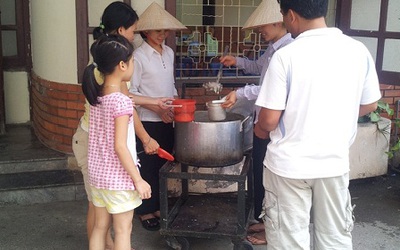 Những người “bán” tình thương tại các bệnh viện