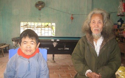 “Cậu bé” 34 tuổi nhặt rác nuôi cha già