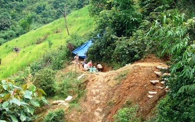 "Vàng tặc" ngang nhiên tấn công trường học