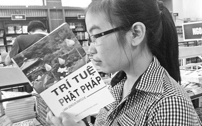 Giới trẻ đọc sách Phật để tĩnh tâm