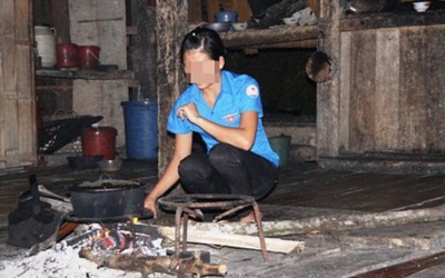 Khởi tố nữ sinh “dằn mặt” tình địch, tung clip lên mạng