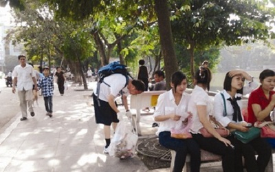 Người Việt nên xấu hổ khi người nước ngoài nhặt rác Hồ Gươm