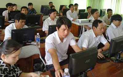 Nhiều công chức địa phương "mù" vi tính