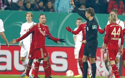 Ribery tát "sao" Hàn ngay giữa trận đấu