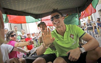 Từ chối ký tặng fan, Ronaldo bị “tẩn” ngay ở quê nhà