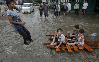 Lũ lụt tại Thái Lan gây khó nhà lãnh đạo mới