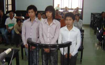 Nhóm tuổi teen chuyên giật dây chuyền phụ nữ