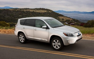 Toyota ra mắt RAV4 EV chạy điện