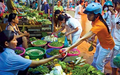 Cách vài cây số, dân thành phố mua hàng đắt gấp chục lần