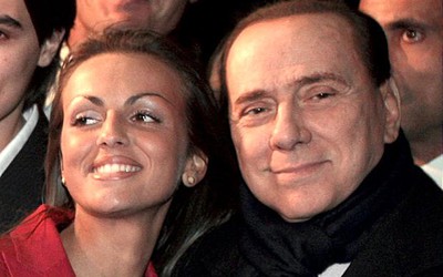 Ông Berlusconi đính hôn với chân dài đáng tuổi cháu