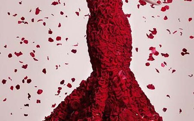 Váy làm từ 2.500 bông hồng cho ngày Valentine