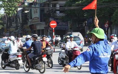 Sinh viên góp phần “hạ nhiệt” giao thông