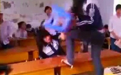 Lại xuất hiện clip nữ sinh đánh bạn dã man
