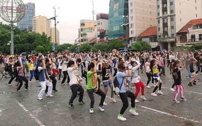 Giới trẻ “mê mẩn” nhảy Flash mob