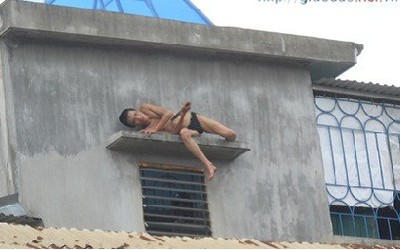 Phê “đá” thoát y, cầm dao đâm người loạn xạ