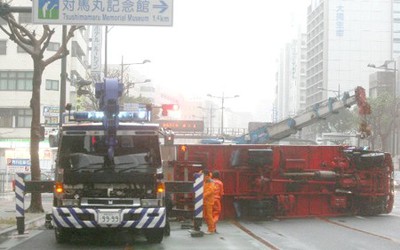 Hàng ngàn người dân Tokyo phải sơ tán vì bão Jelawat