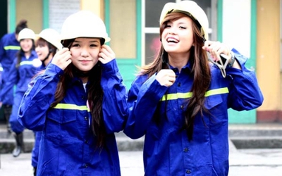 Miss teen trải nghiệm một ngày làm thợ lò