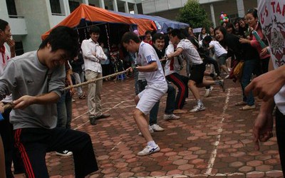 Sinh viên ĐH Thành Tây cháy hết mình