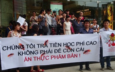 Cha mẹ chưa đóng học phí, nhà trường cấm cửa con