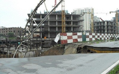 Bão số 5 gây sạt lở nghiêm trọng đường phố Hà Nội