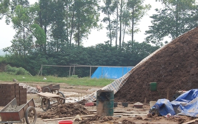 Nổ lò gạch do bom bi, công nhân nơm nớp lo sợ