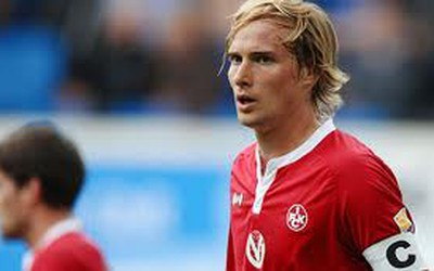 HLV Marco Kurz tòm tem vợ cầu thủ