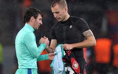 Leverkusen lục đục tranh giành áo đấu của Messi