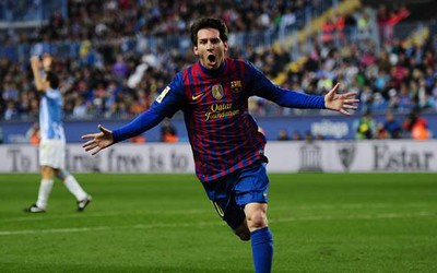 Messi xuất sắc vượt qua đối thủ Ronaldo