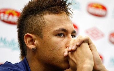 Neymar khốn khổ vì bồ cũ vòi vĩnh