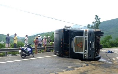 Tai nạn đường bộ làm ách tắc cả đường sắt